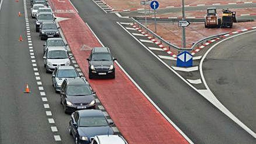 Cotxes aturats a la C-16 a l&#039;entrada centre de Berga a tocar de l&#039;institut