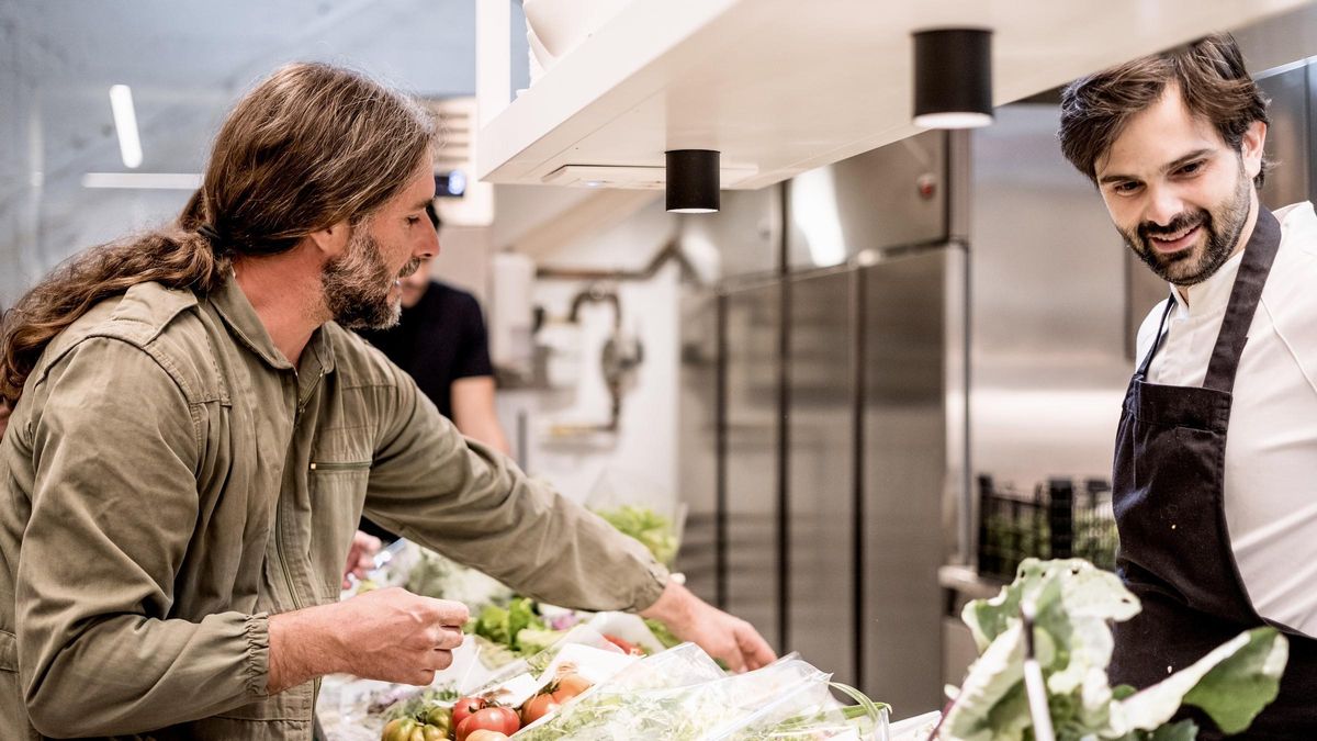 Christian González, de La Huerta de Abril, y Coco Montes, en la cocina de Pabú