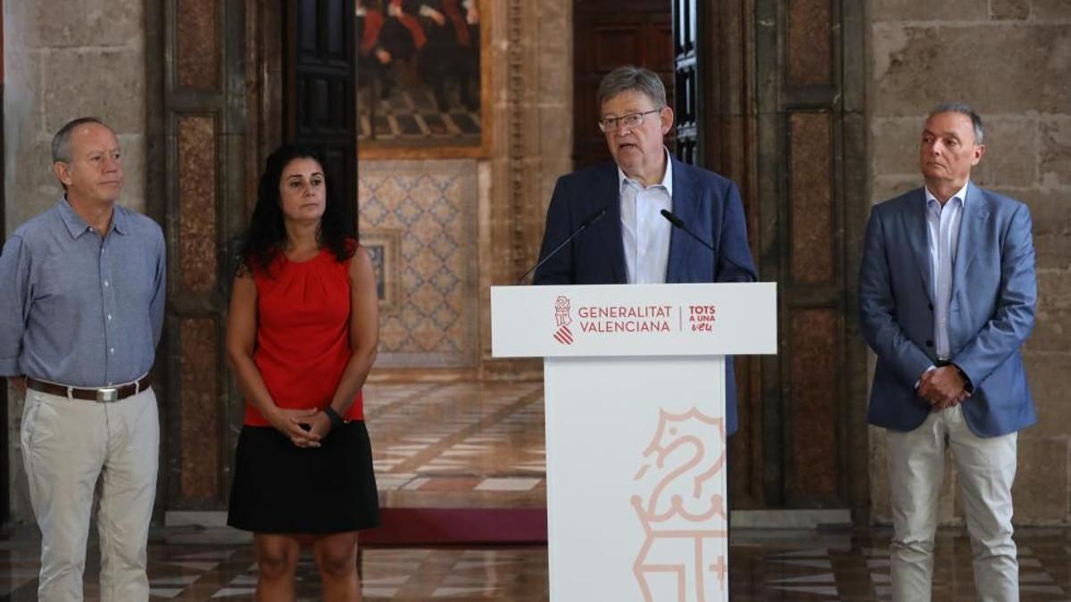 Ximo Puig, junto a Ismael Sáez (UGT), Ana García Alcolea (CC OO) y Salvador Navarro (CEV).