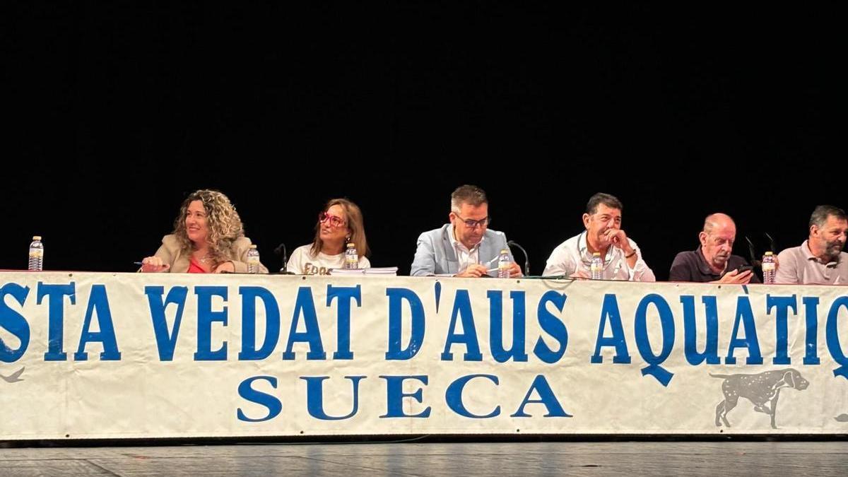 Carolina Torres, en el centro, junto al alcalde, en la subasta del coto.