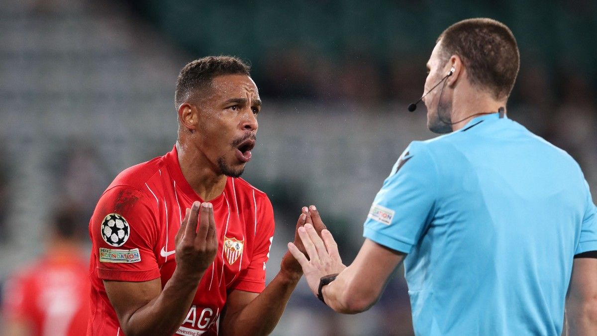 Fernando Reges durante un partido de Champions League con el Sevilla FC