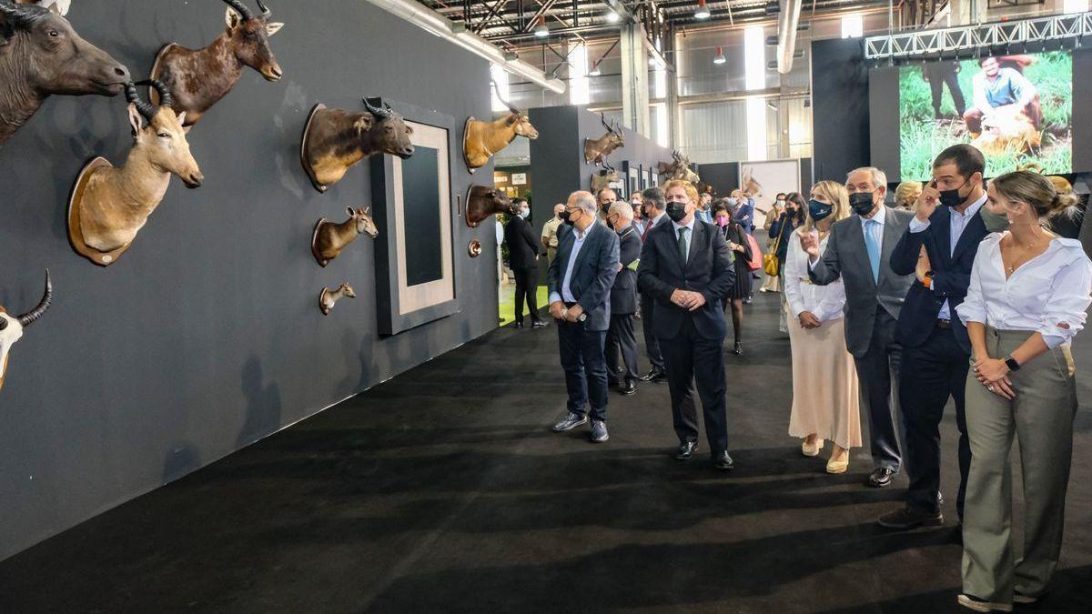 Ignacio Gragera y Blanca Subirán visitan la exposición de la familia Ampuero de la mano del padre y el hijo.