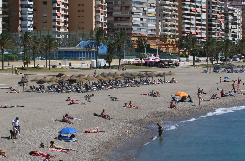 Comienzan las labores de limpieza de las playas de Málaga capital antes del inicio de la temporada de verano