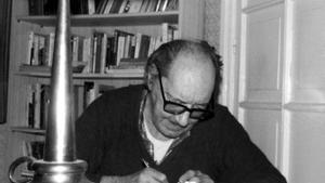 Juan Carlos Onetti, escribiendo en su casa de la Avenida de América, en Madrid