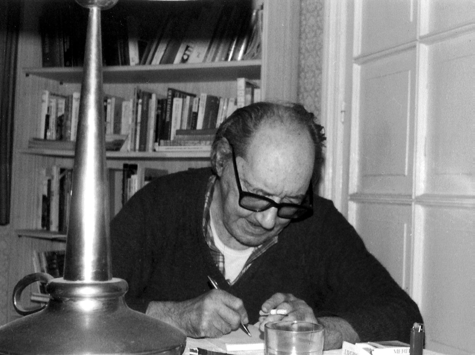 Juan Carlos Onetti, escribiendo en su casa de la Avenida de América, en Madrid