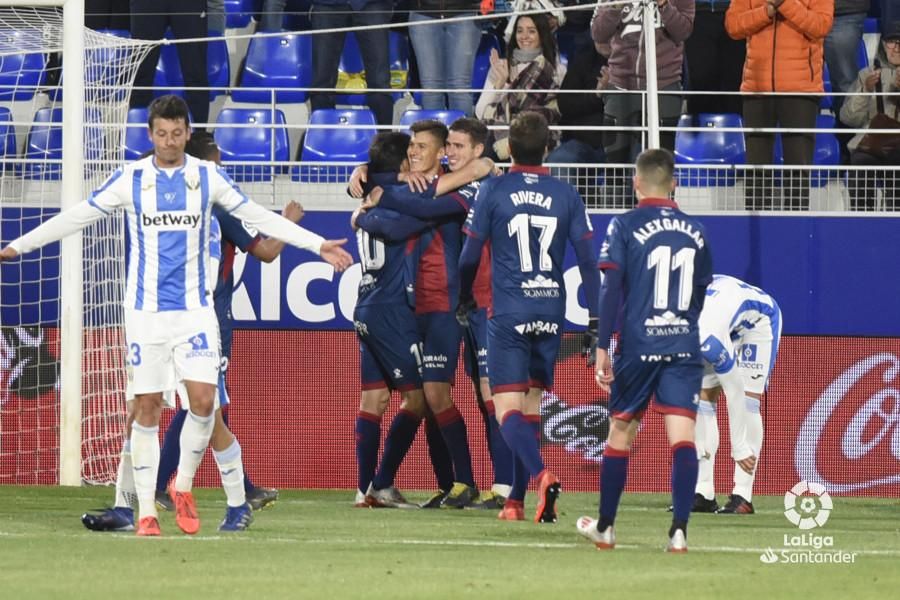 El Huesca deja Primera con un triunfo