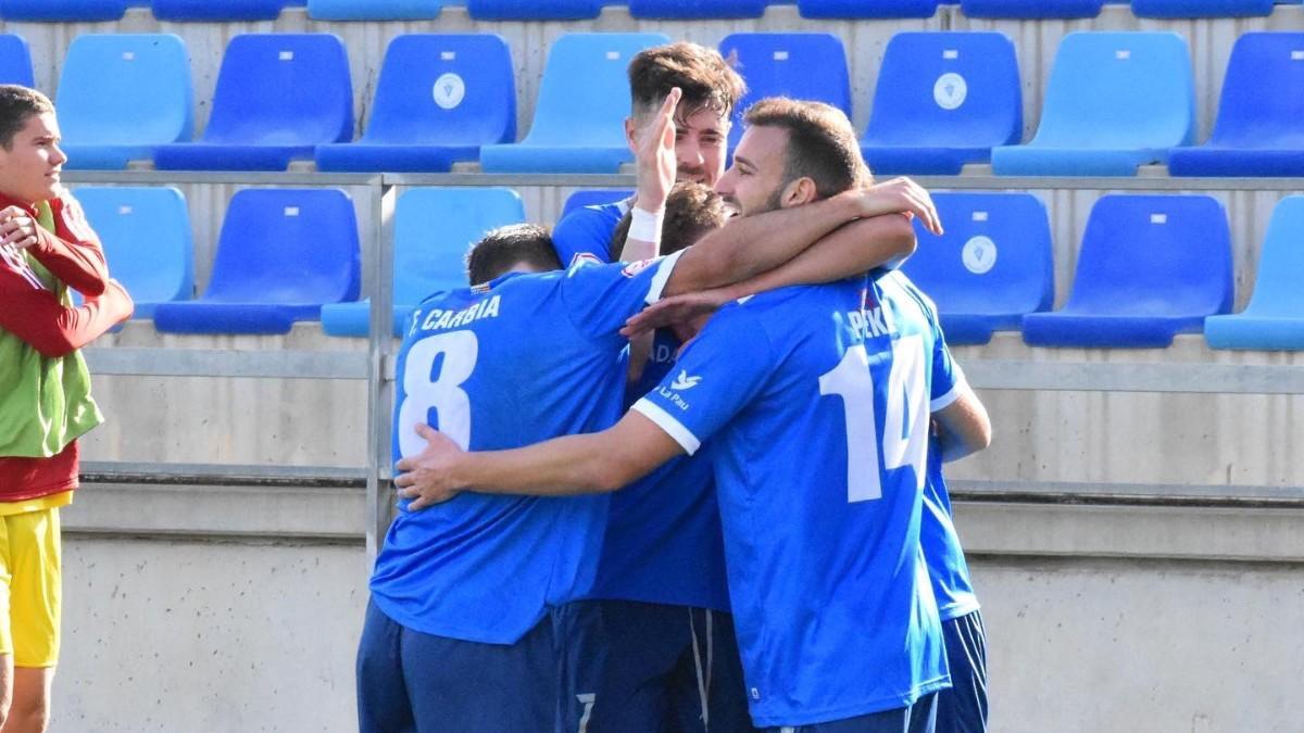 Los jugadores del Badalona celebran un gol