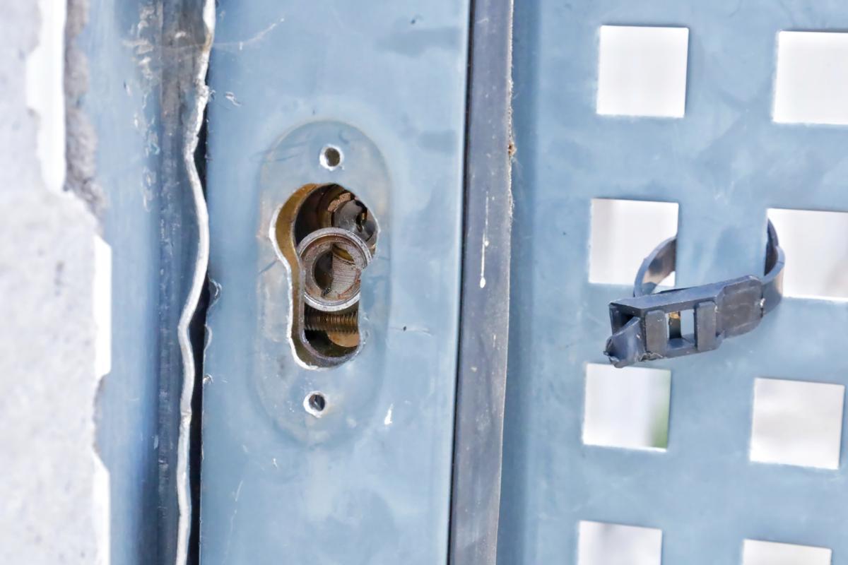 Cerradura rota en una de las puertas.