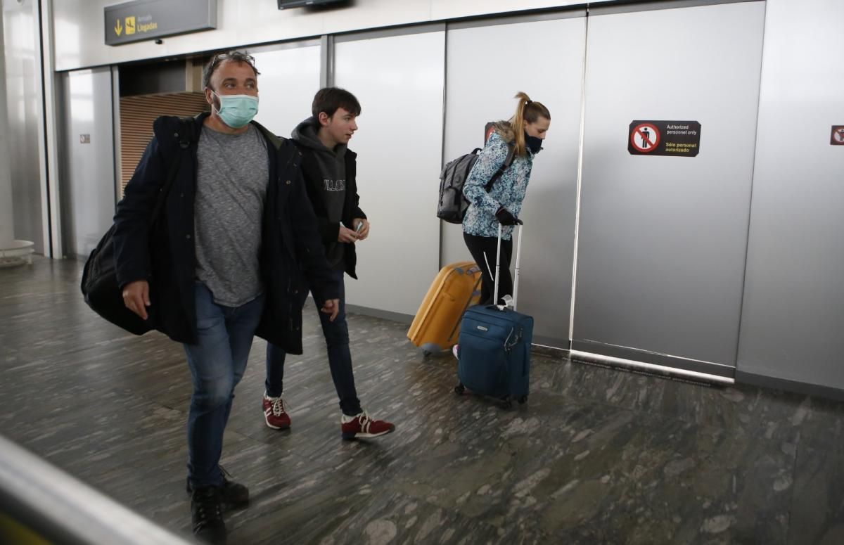 Los viajeros de Londres llegan al aeropuerto de Zaragoza