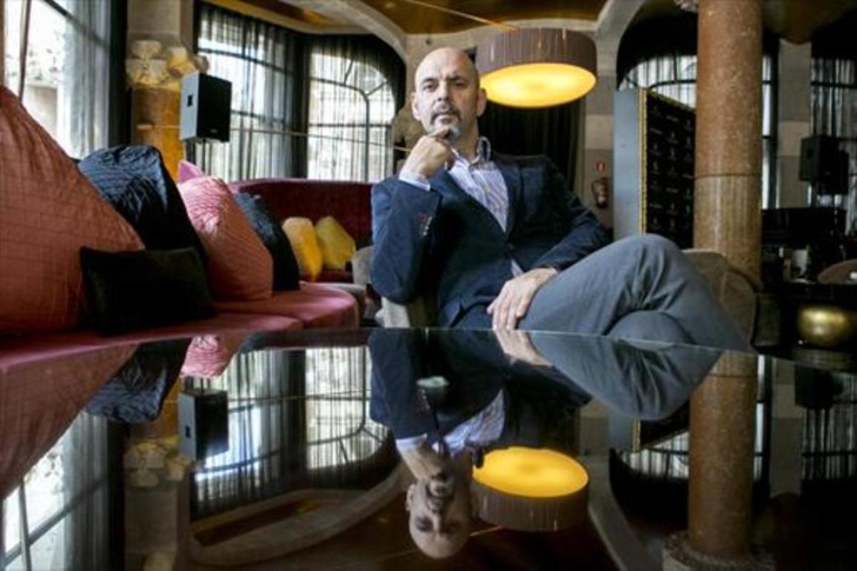 L’escriptor Daniel Estulin, fotografiat a la cafeteria d’un cèntric hotel de Barcelona.