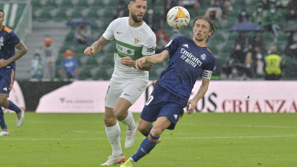 Tete Morente y Modric, durante el partido entre el Elche y el Real Madrid de la temporada pasada