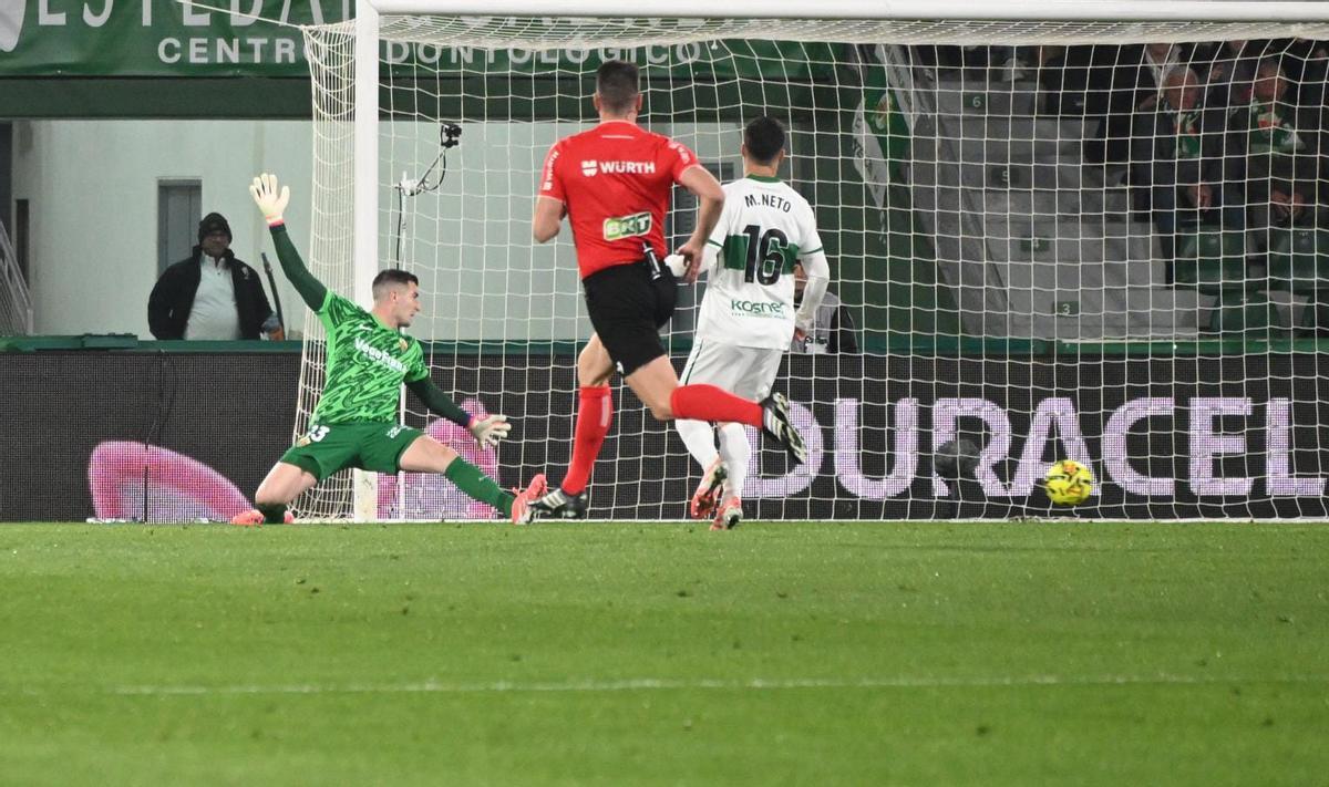 Iñaki Peña es superado en uno de los goles del Villarreal.