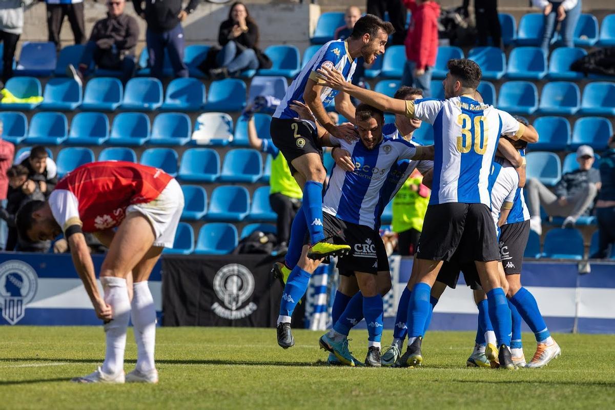 Los jugadores del Hércules festejan el tanto de Roger Riera.