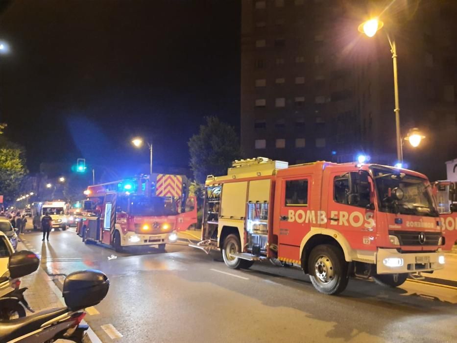 Un incendio obliga a desalojar el edificio La Estrella, en el barrio gijonés de El Natahoyo