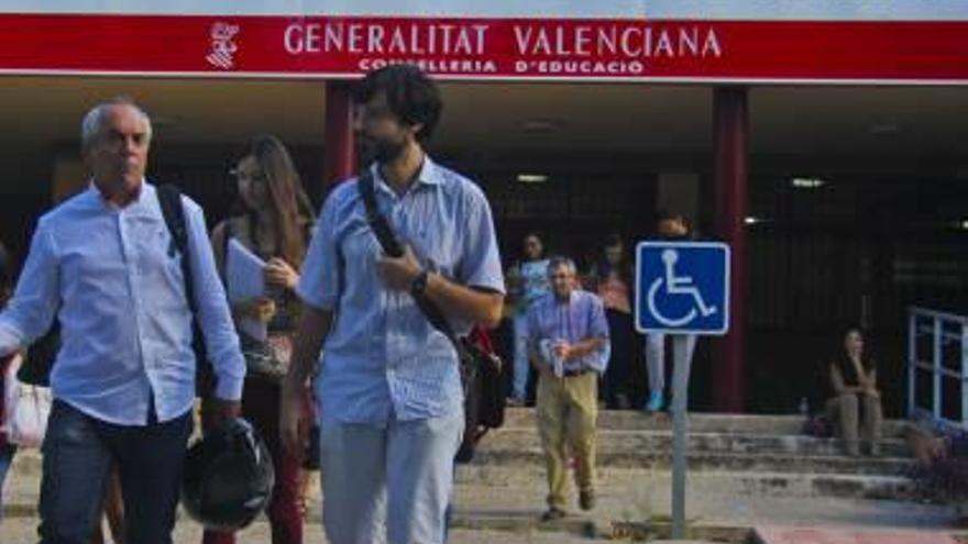 Algunos estudiantes a la salida del centro.