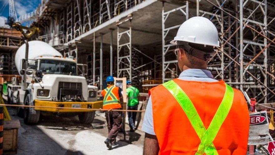 Un obrero trabajando en una construcción.