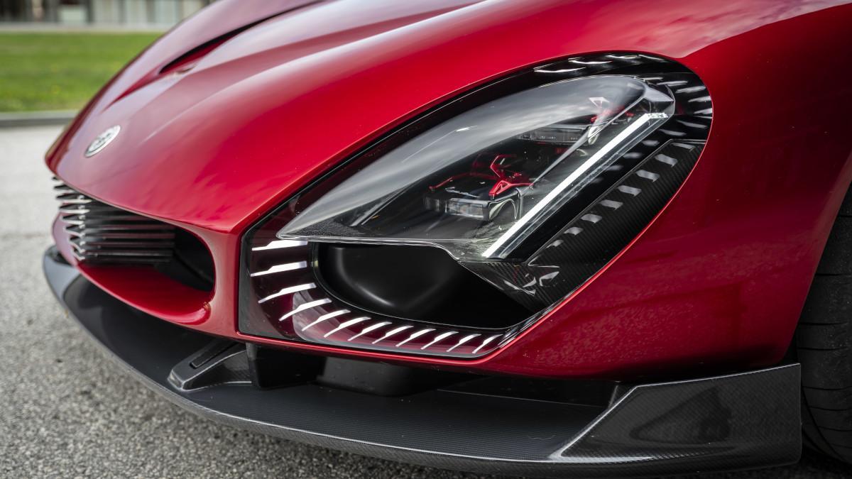 Detalle del faro del Alfa Romeo 33 Stradale