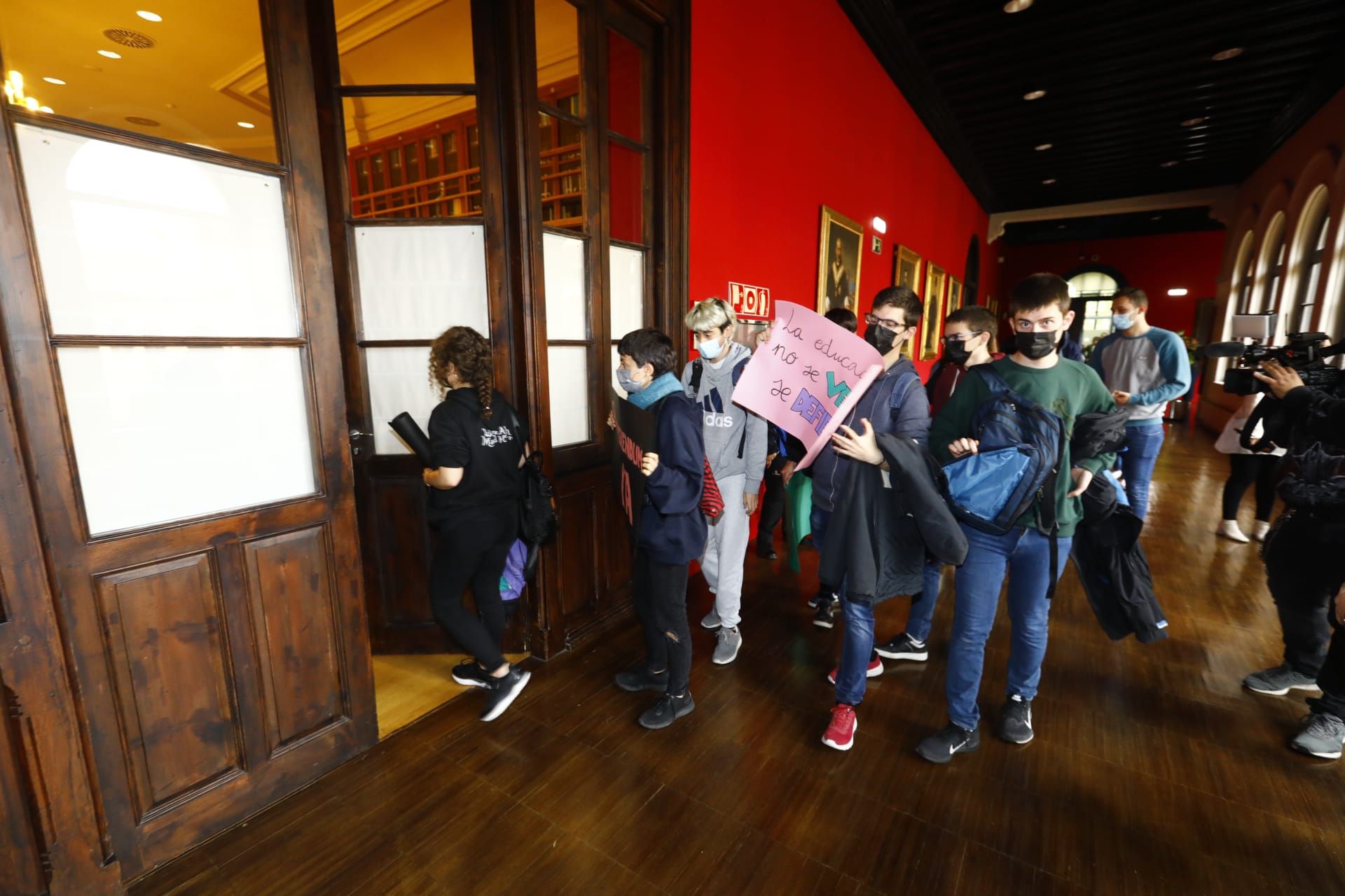 Los estudiantes protestan irrumpiendo en el Consejo de Gobierno de la Universidad de Zaragoza