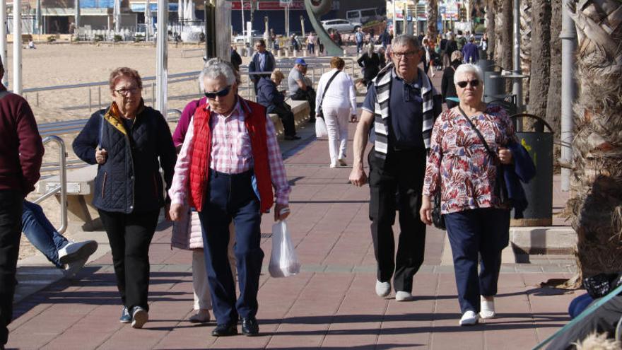 El passeig marítim de Lloret de Mar amb diversos turistes
