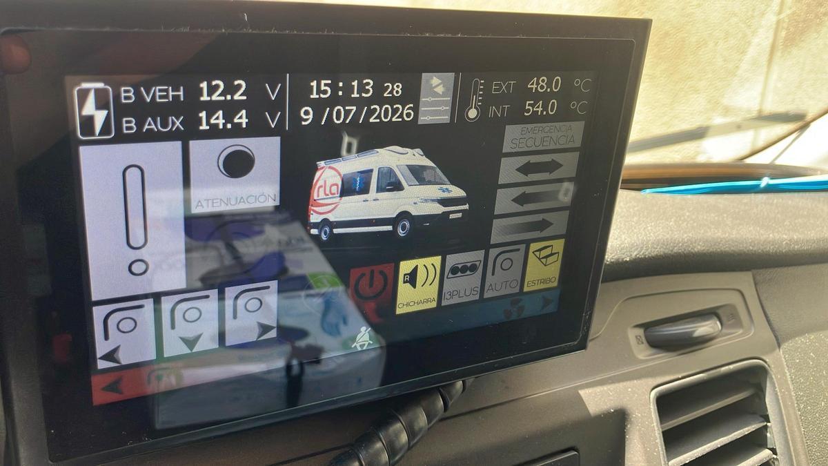 Indicadores de temperatura de una de las ambulancias a las puertas del Hospital del Vinalopó de Elche