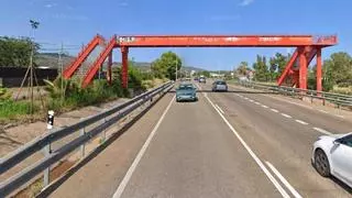 Un coche arde por completo y obliga a cortar la N-340 a la salida de Benicàssim
