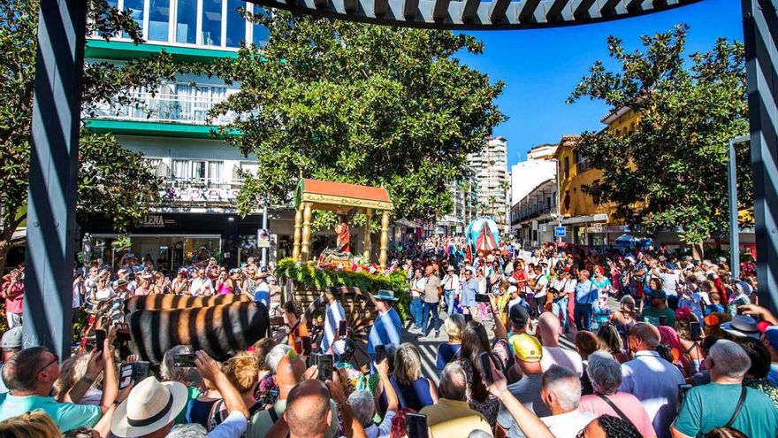 Cientos de vecinos y turistas acompañaron a San Miguel por las calles de Torremolinos.