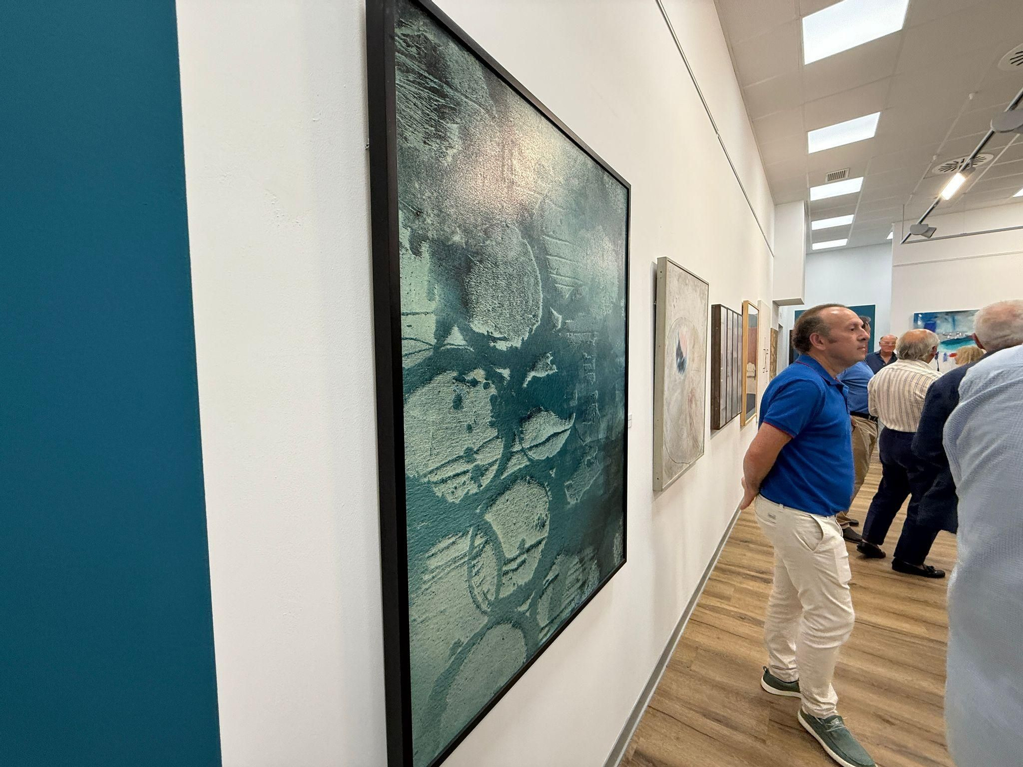Así es la muestra de las 27 obras ganadoras del Certamen Nacional de Pintura de Villaviciosa que componen la colección municipal