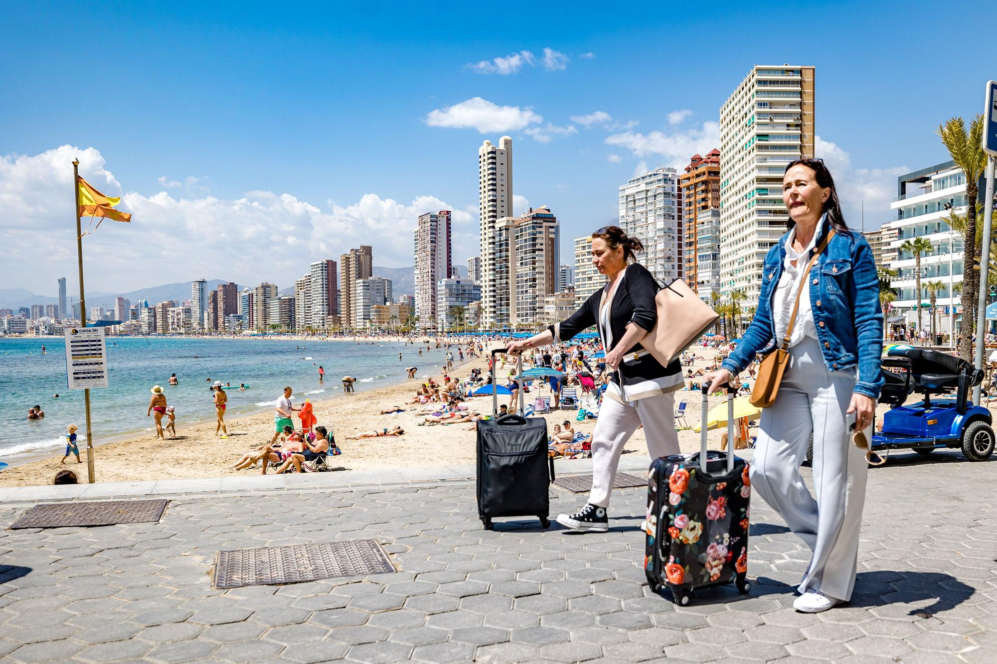 El puente de mayo y el buen tiempo consolida la ocupación turística en Benidorm.