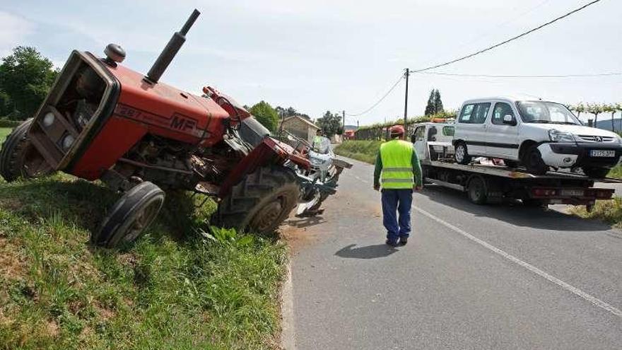 El tractor subió por un desnivel tras el choque. // Bernabé/Cris M.V.