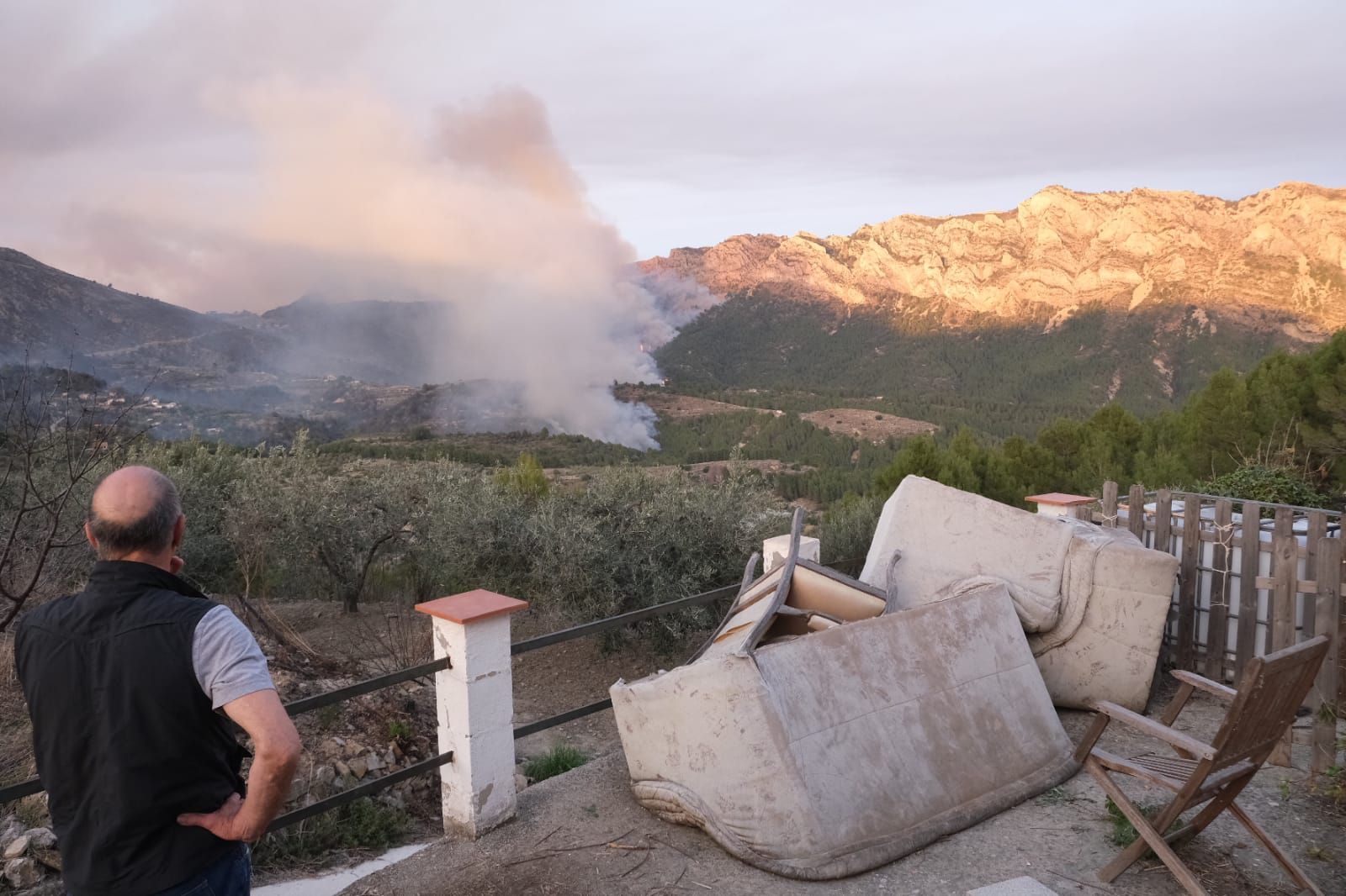 Las imágenes del incendio forestal declarado en Tàrbena