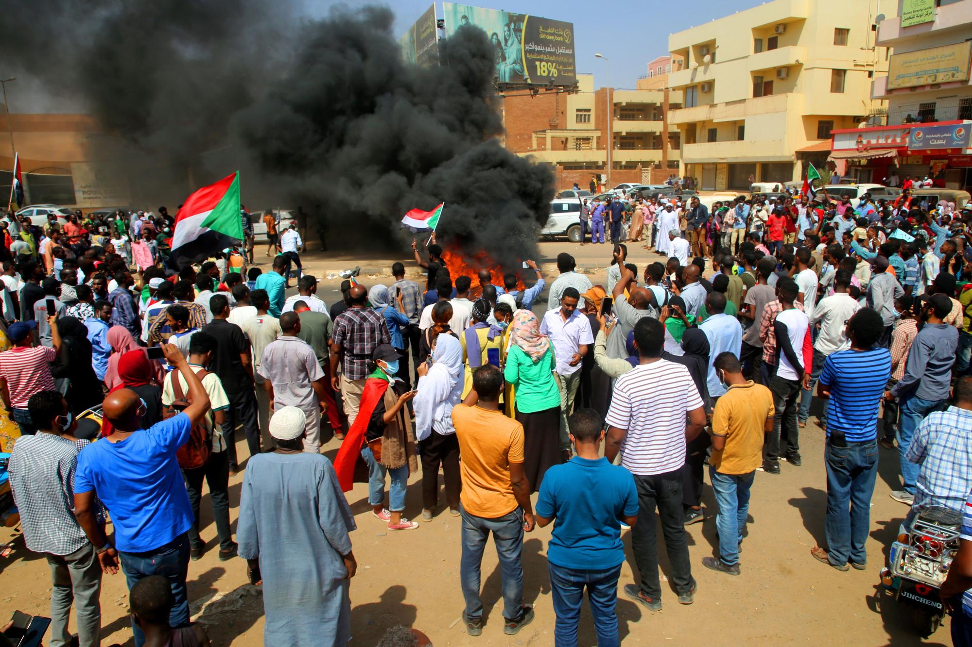 Manifestación en apoyo del gobierno civil, en Jartum, Sudán.