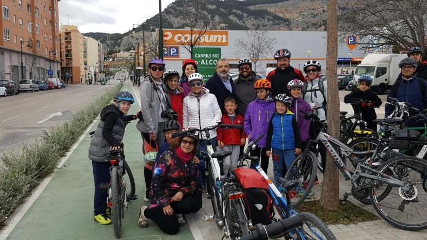 El colectivo "Ontinyent en Bici" visita el eje para ciclistas y peatones de  Alcoy - Información