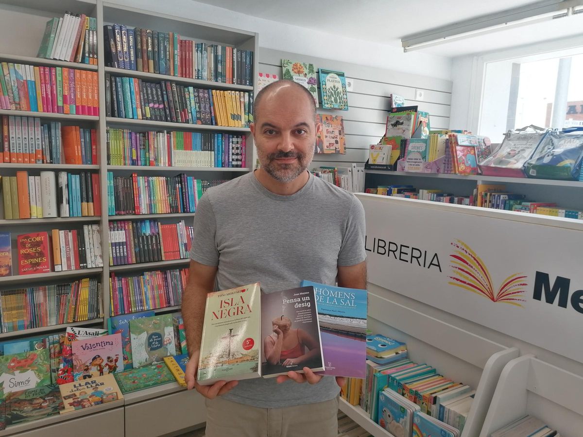Vicent Costa junto a sus recomendaciones literarias.