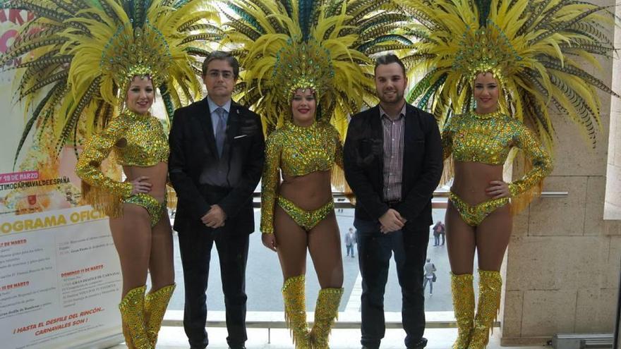 Las representantes de las comparsas y del Carnaval con el concejal de Festejos, Jesús Pacheco.