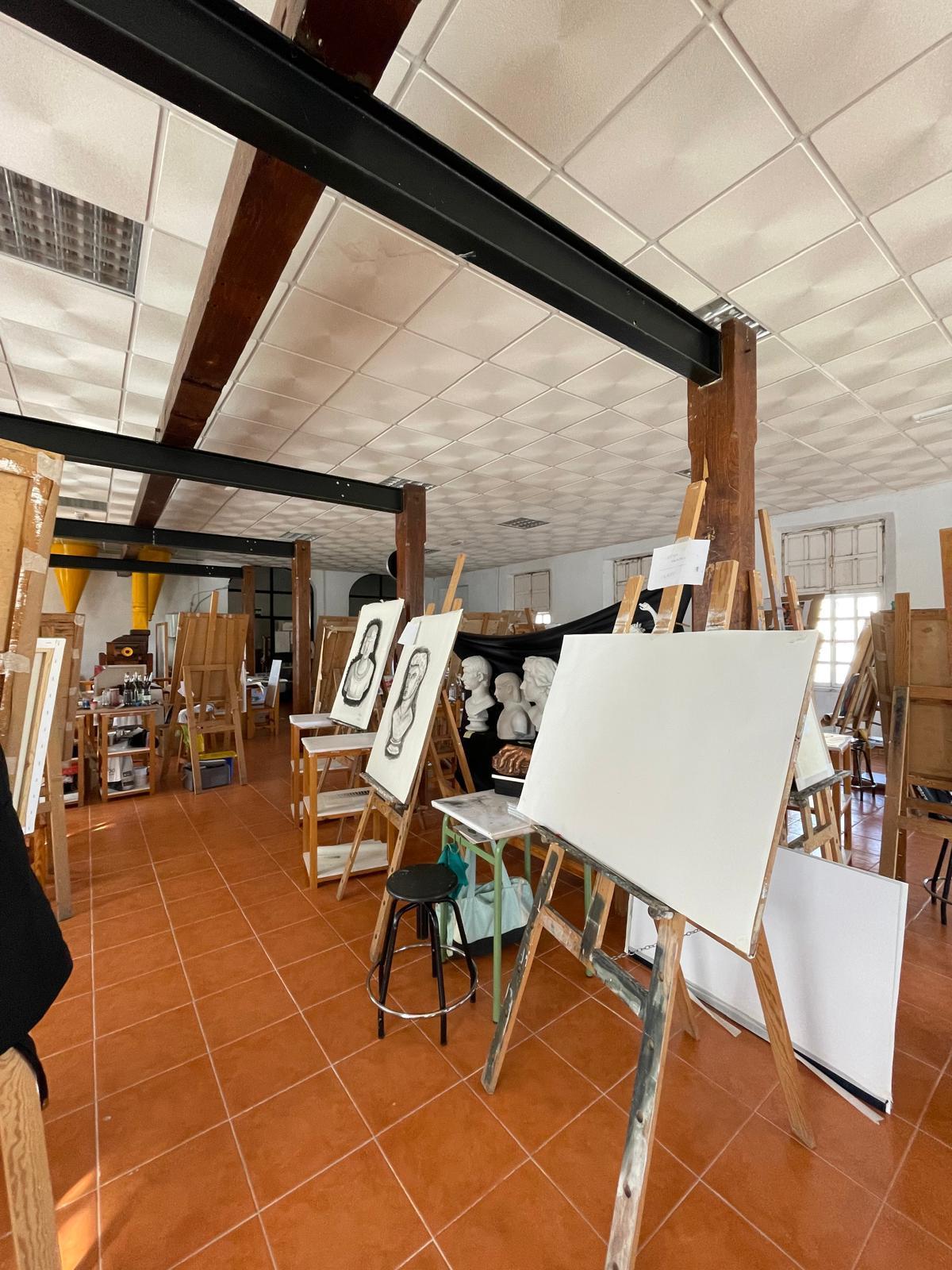 Cultura defiende que los alumnos de Bellas Artes no dan clase con goteras en la universidad popular.