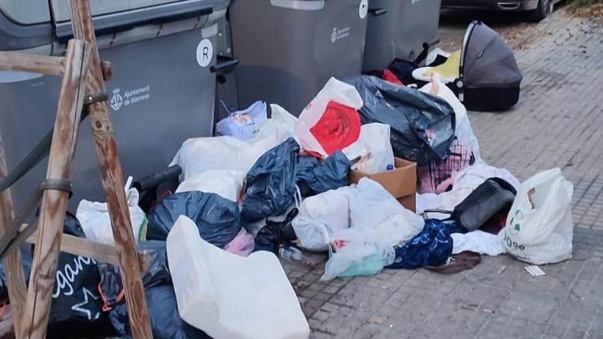 Acumulació de deixalles al voltant de contenidors