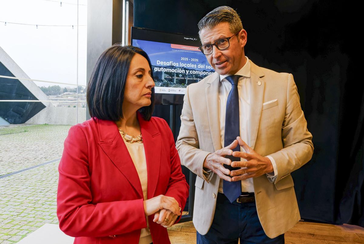 El alcalde de Almussafes, Toni González, y la entonces secretaria de Estado de Industria y actual secretaria de Organización del PSOE, Rebeca Torró, en 2024.