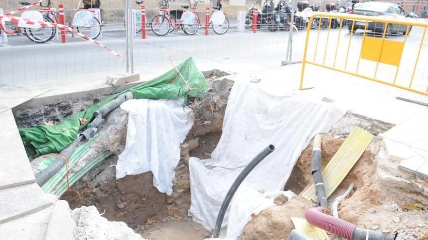 Los restos del Palacio de los Vélez que han aparecido en Alfonso X han sido cubiertos por geotextil tras haber sido catalogados.