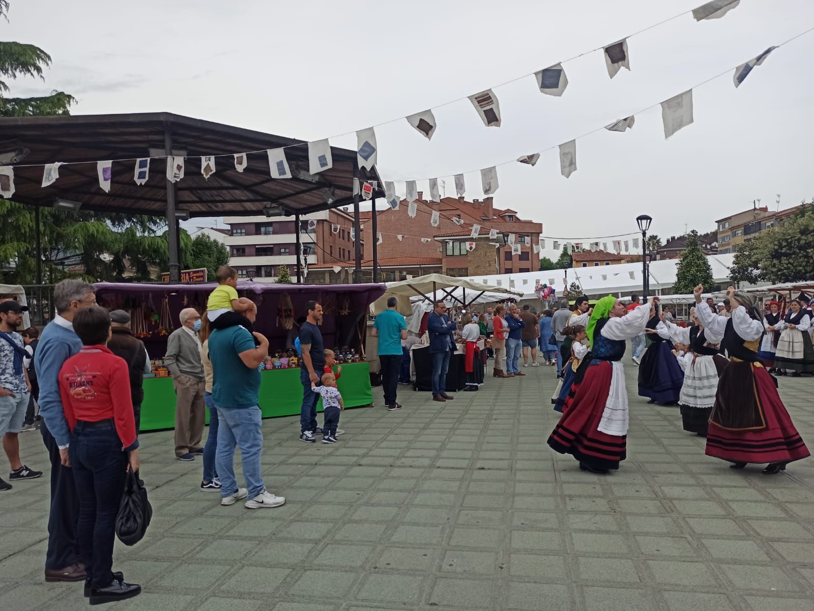 El mercado de San Isidro llena Posada de Llanera de tradición, música y niños