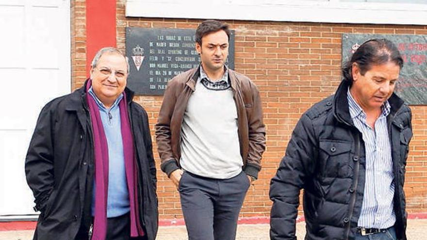 Por la izquierda, Ginés Meléndez, Santi Denia y Luisma Urraca, ayer, durante su visita a Mareo.