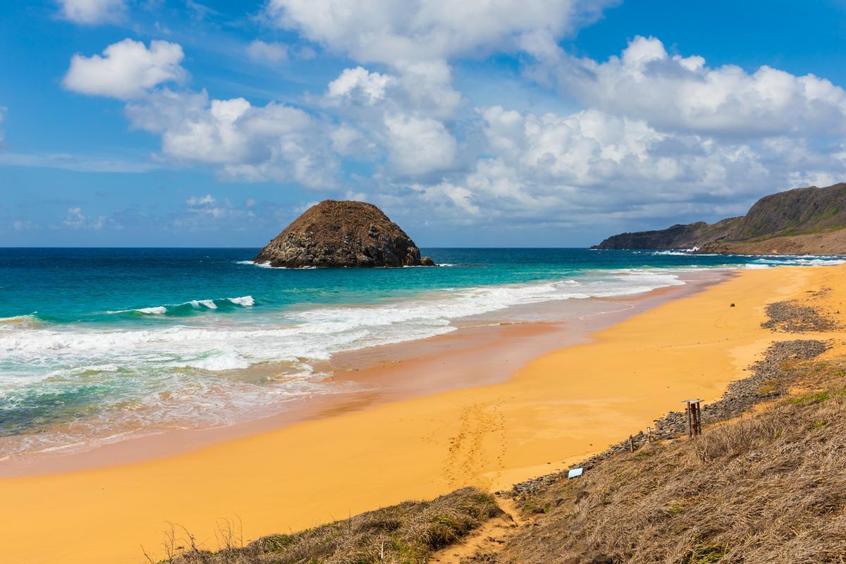 El nombre de la Praia do Leão (situada en el archipiélago de Fernando de Noronha, Brasil) se debe a una imponente formación rocosa volcánica que emerge del mar que se asemeja a la silueta de un león marino recostado.