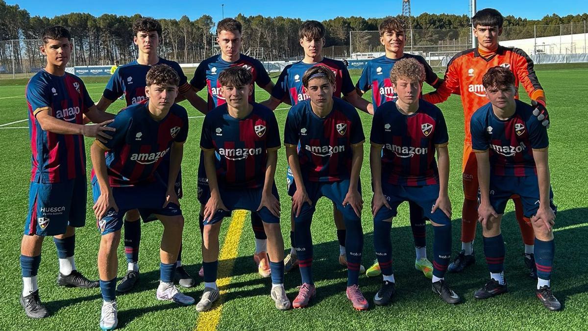 El once titular del filial del Huesca, antes de el partido ante el Almudévar.