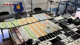 Neutralizada una banda que traficaba con móviles y joyas robadas en un bar del Raval de Barcelona