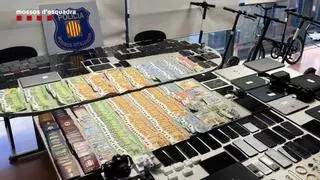 Desmontada una banda que traficaba con móviles y joyas robadas en un bar del Raval de Barcelona
