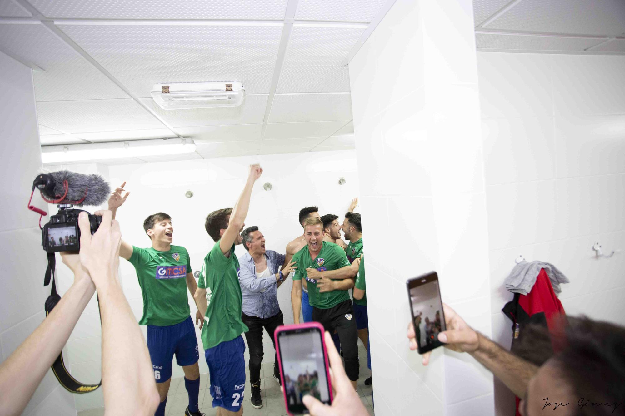 La UD Alzira celebra el ascenso a Segunda RFEF