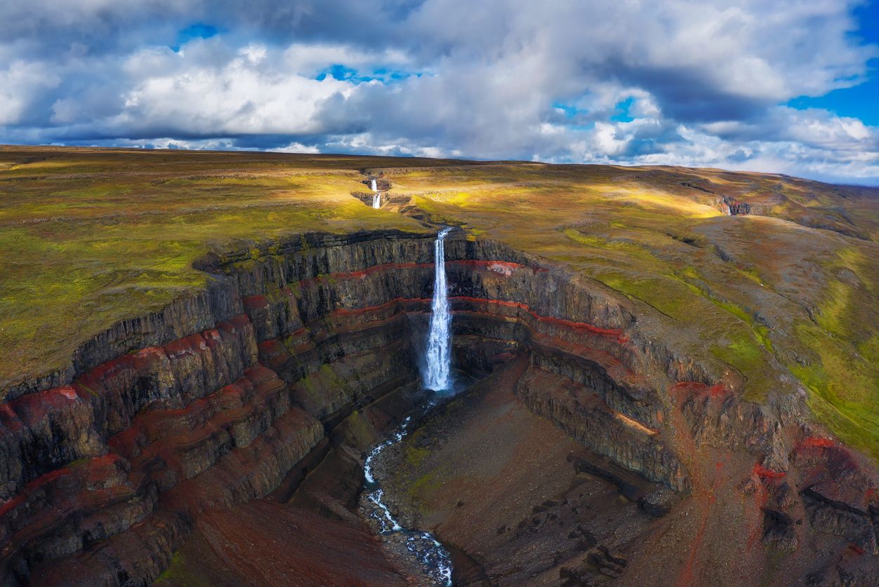 Este salto de agua es la segunda cascada más alta de Islandia