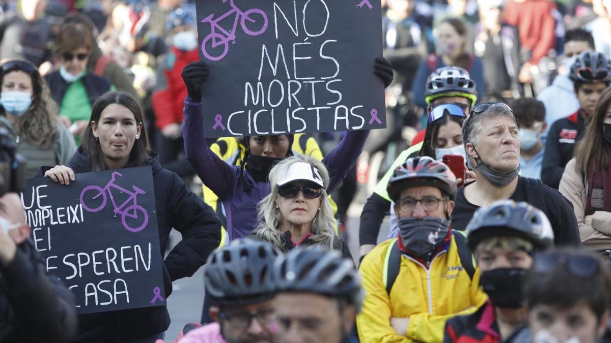Un moment de l’acte de record a Girona per la ciclista morta als Àngels aquest octubre. | ANIOL RESCLOSA