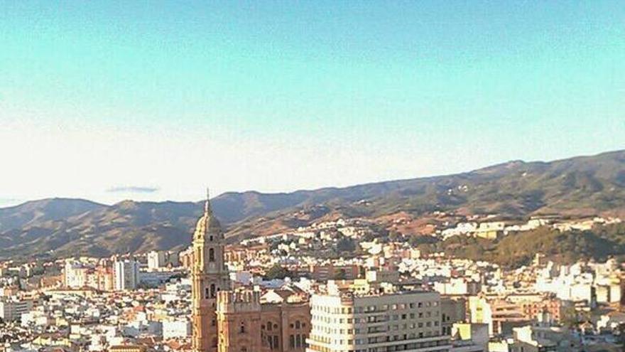 Vistas de la capital desde la noria ubicada en el puerto.