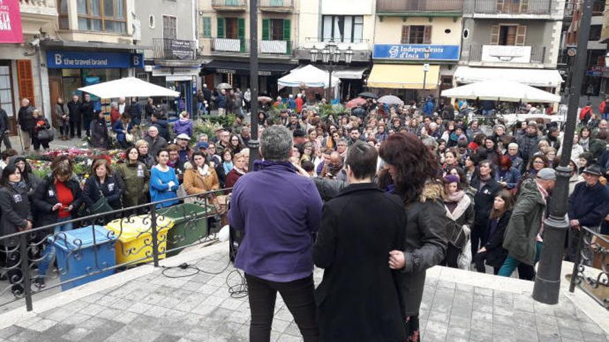 Una multitud de personas se ha congregado en la Plaça d&#039;Espanya de Inca este mediodía