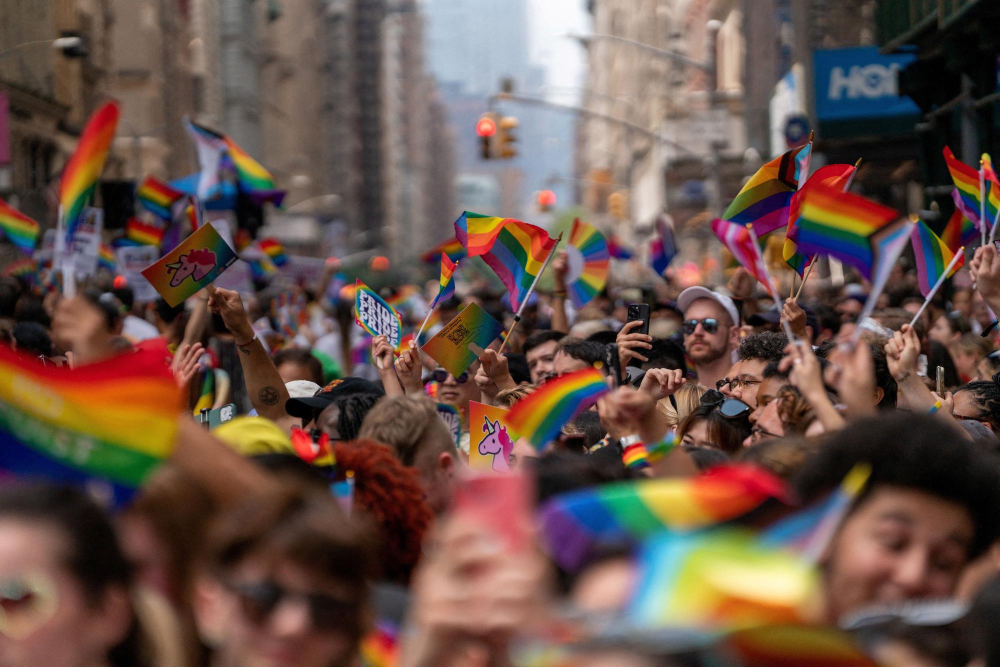 La gente sale a las calles de Manhattan para la marcha del Orgullo 2023.